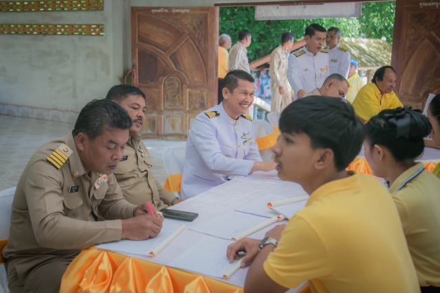 พิธีรับพระราชทานพระบรมฉายาลักษณ์ พระบาทสมเด็จพระเจ้าอยู่หัวและสมเด็จพระนางเจ้าฯพระบรมราชินี